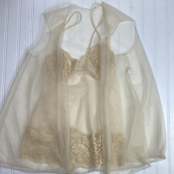 Vintage Vanity Fair lace and nylon nightie with sleeveless matching robe… - Picture 10 of 14